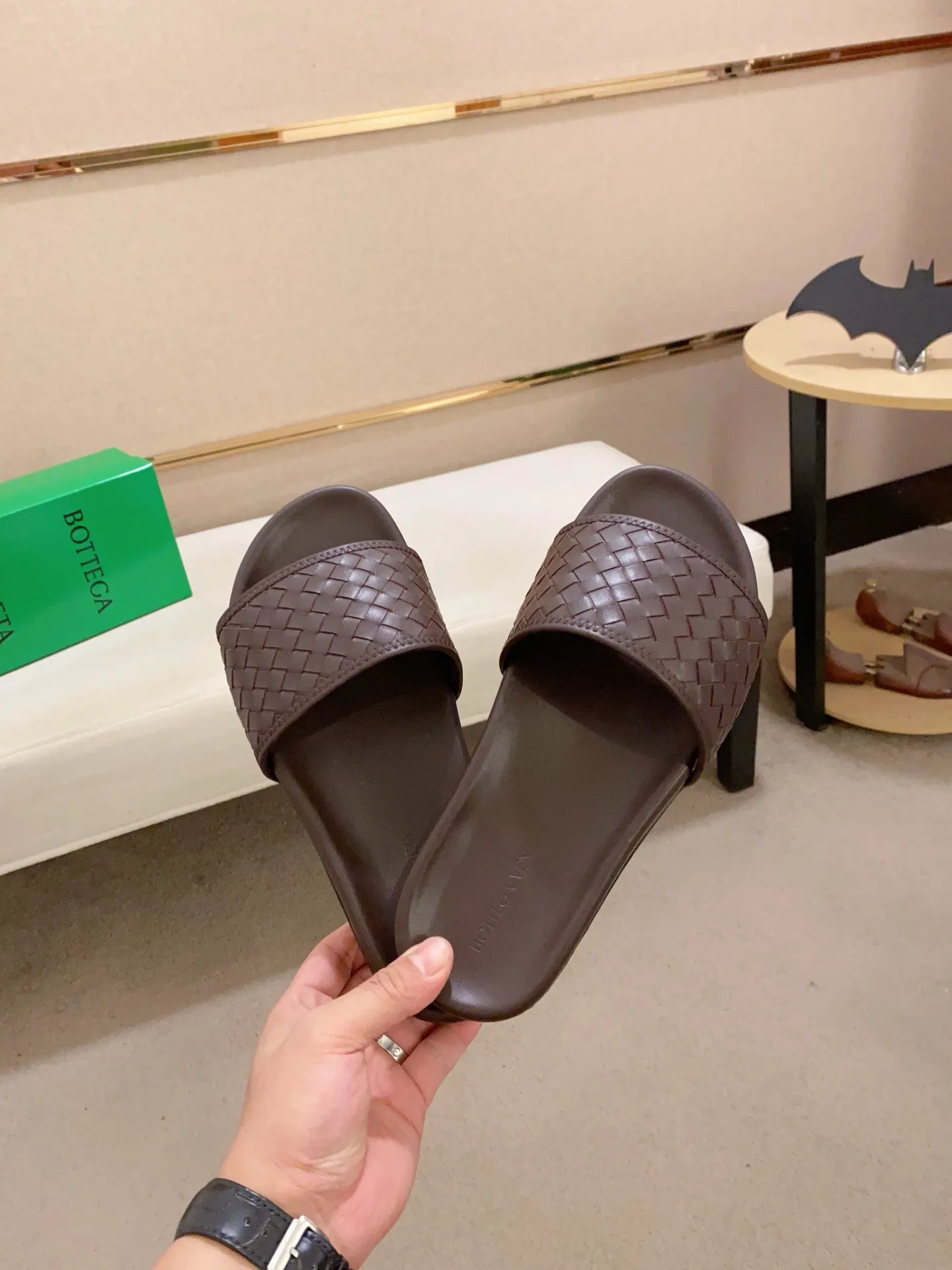 Men's shoes 💰: 320💰[BV~Bottega Veneta] Trendy new slippers are on the market. Same style as the official website. Counter quality [strong][strong][strong] Selected cow patent leather weaving. High-end atmosphere. Very cost-effective. Original wear-resistant rubber outsole. Fine workmanship. The upper layer of materials is used. The quality is visible. Shoe size 38-45.